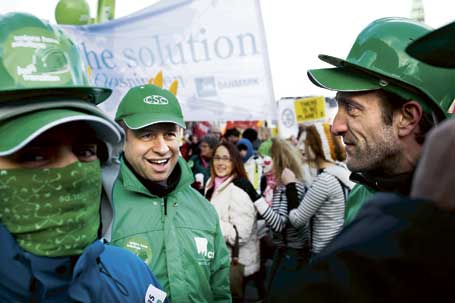 Patrick Peters och Oliver Rittwegen, som båda arbetar vid lokaltrafiken i Bryssel, demonstrerade för sina arbetsplatser och mot klimatförändringar.