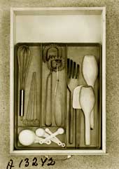 Ordning och reda i lådan. Hemmens forskningsinstitut skulle lära kvinnorna rationellt köksarbete. Foto: Studio Granath © Nordiska Museet