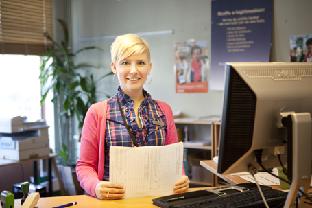 Högskoleutbildade Stina Ramhult trivs bra på servicekontoret i Alingsås. »Men det är inte kvalificerade arbetsuppgifter«, säger hon.