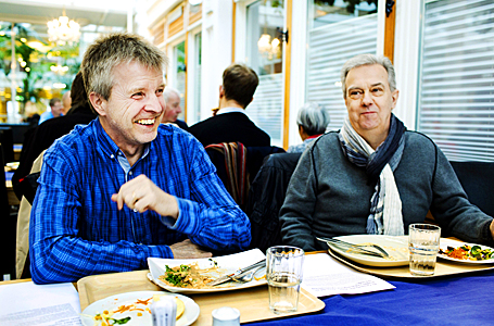 Bengt Fjällborg ägnar en lunch åt att locka professor Hans Blanck (till höger) och konsulten Carl Haux att delta i en panel på ett seminarium om miljörisker kontra syssel­sättning i områden med gruvdrift.