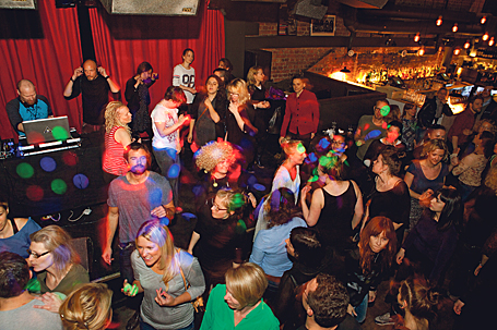 Jazzklubben Faschings lokaler i Stockholms centrum fylls under lunchrasten av danssugna.