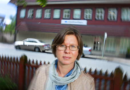 På Arbetsförmedlingen i Skövde måste varje etableringshandläggare ta hand om i genomsnitt 90 sökande. »Folk mår så dåligt. Arbetsbelastningen är oerhörd«, säger Camilla Kjernald.