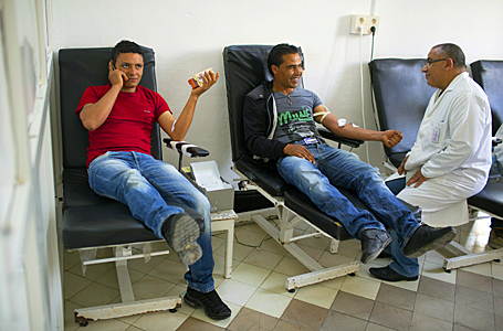 Kusinerna Sofiane Elmajri och Adel Shili lämnar blod eftersom deras morfar snart ska opereras. Chefssjuksköterskan Abidi Adel och den övriga sjukhuspersonalen önskar att fler skulle ge blod även när ingen nära anhörig behöver hjälp.