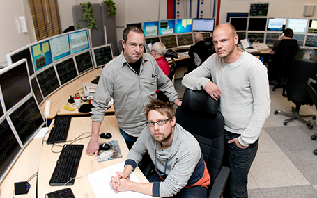 Deras arbetsplats kan försvinna. Bengt-Olof Halldin, Andreas Bäckemalm (sittande) och Andreas Carlsson i Hallsberg tror inte att någon vill flytta till de trafikledningscentraler som blir kvar.