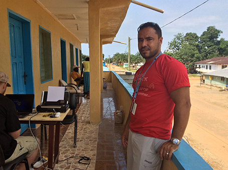 Arbetsförmedlaren Ghassan Taha är med i MSBs personalpool. I två månader var han i ebola­drabbade Liberia och arbetade med administration. Foto: Privat. 