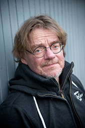 Åke Jansson visade smutsiga asylboenden för journalister och kände sig därefter utfryst av cheferna. Konflikten löstes genom att Migrationsverket köpte ut honom.