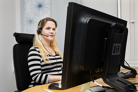 Växeltefonisten Jacueline Johansson Dahlman slits mellan instruktionen att klara 360 samtal per dag och att ge dem som ringer god service.