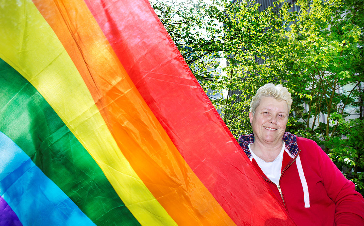 »Under de första två veckorna i juni kommer ungefär 450 regnbågsflaggor att vaja på bussar och i staden«, säger Laila Poulsen, arbetsförmedlare och ordförande för festivalen West Pride i Göteborg.