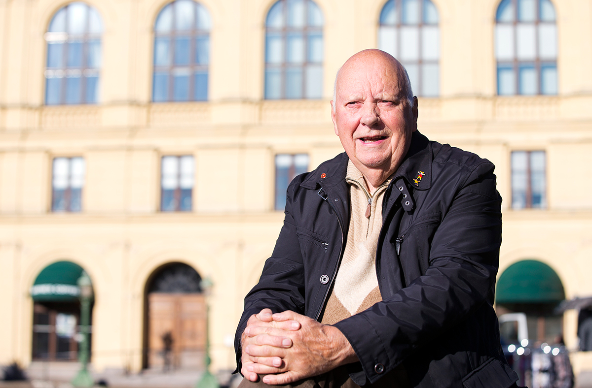 Lars Österdahl är pensionärs­medlem i ST efter att ha arbetat  på dåvarande Räddningsverket.  Han har skrivit en handbok om krishantering och en bok om sin alkoholism.