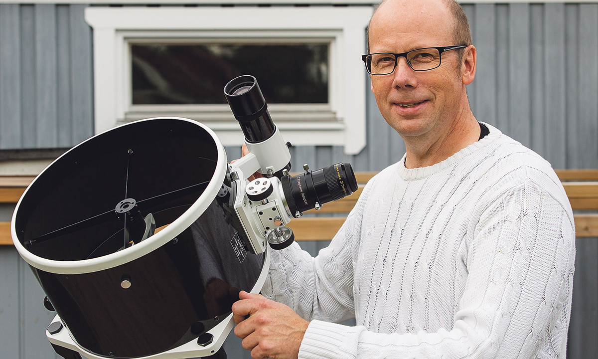 Sedan julen då sambons klapp visade sig innehålla ett teleskop släpper Tomas Wikander ogärna rymden ur sikte.