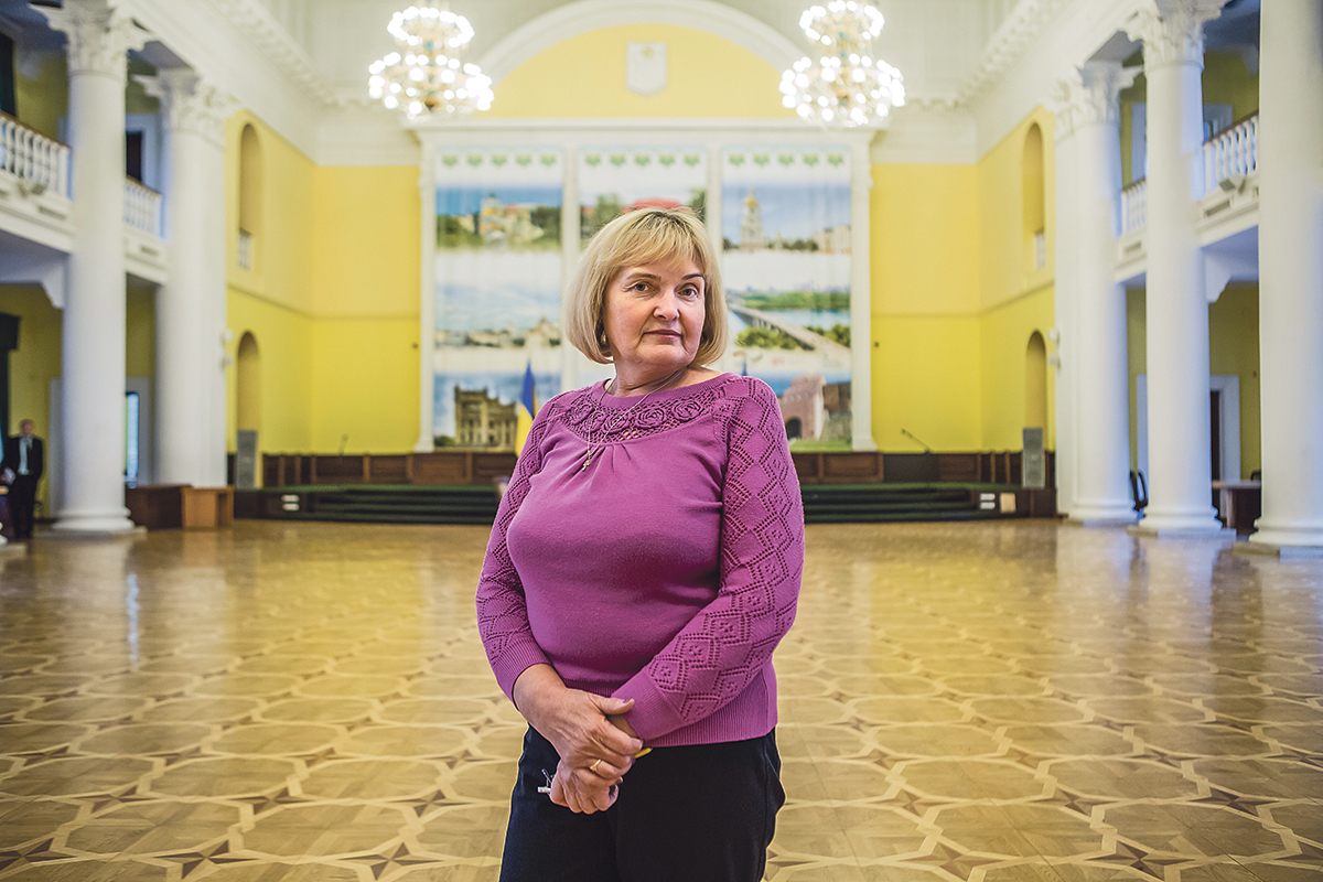 Olena Mozolevska har sin arbetsplats i Kievs stadshus. Här övernattade demonstranter under revolten. »De här väggarna vet vad som kan hända om regeringen inte lyssnar på oss«, säger hon.