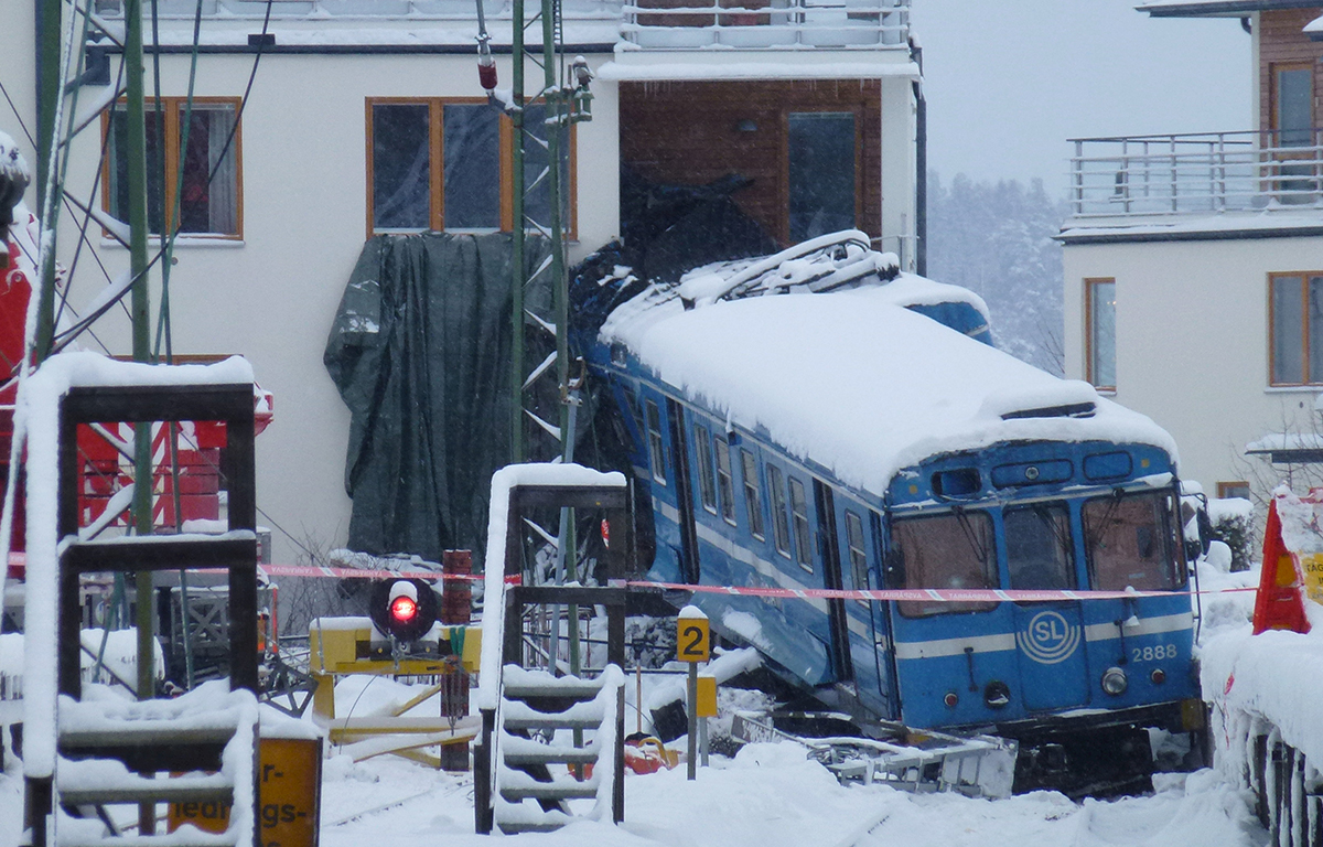 Det förarlösa tåget passerade flera obevakade övergångar för att sluta sin färd i ett fler­familjs­hus i Saltsjöbaden. Nu har tågföretaget Arriva tagit på sig ansvaret för olyckan.