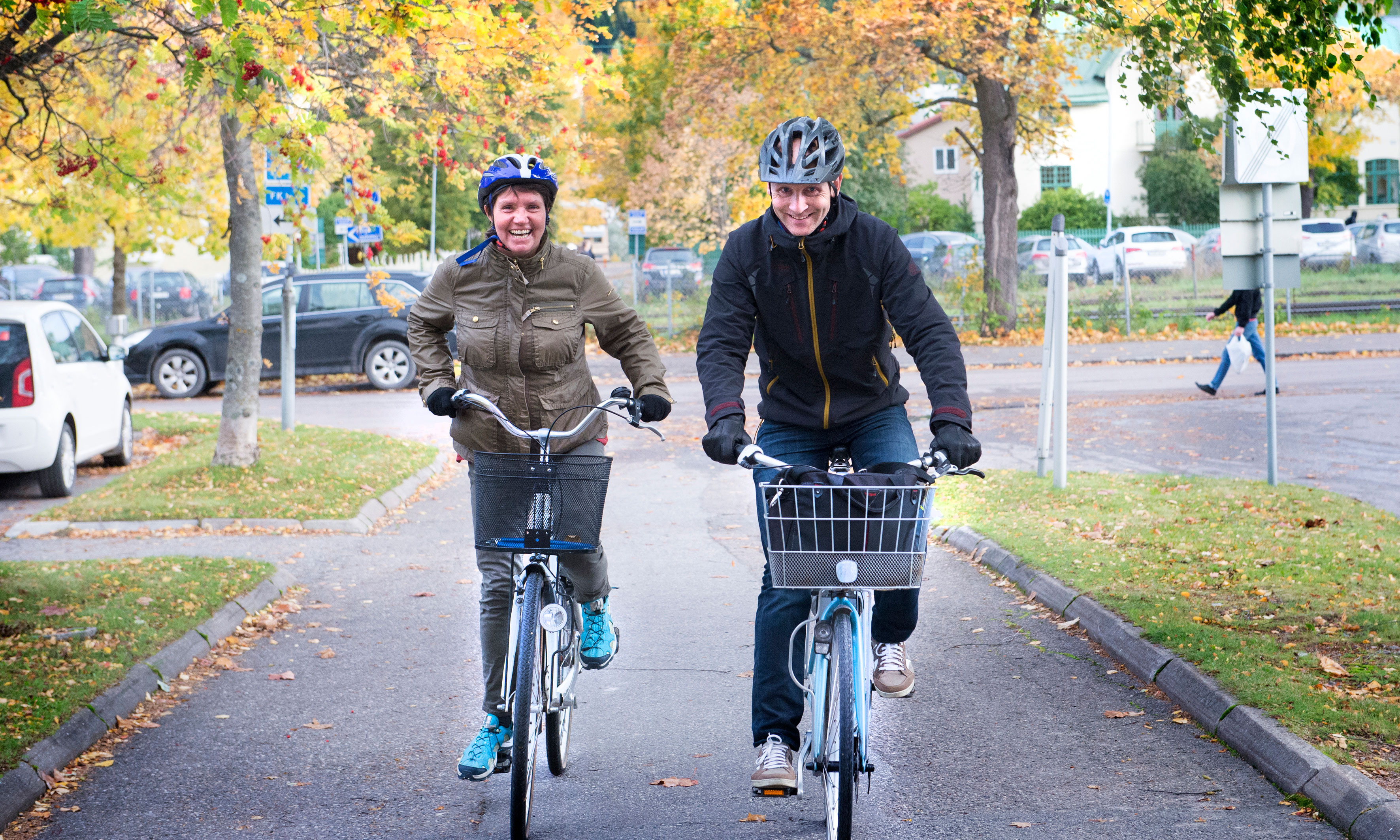 Huvudskyddsombudet Eva Forsberg hör till dem som gärna bokar en av Statens tjänstepensionsverks cyklar. Fredrik Sundqvist kan stoltsera med titeln cykelinspiratör. ”Det handlar om att driva cyklingens intresse på arbetsplatsen”, förklarar han.