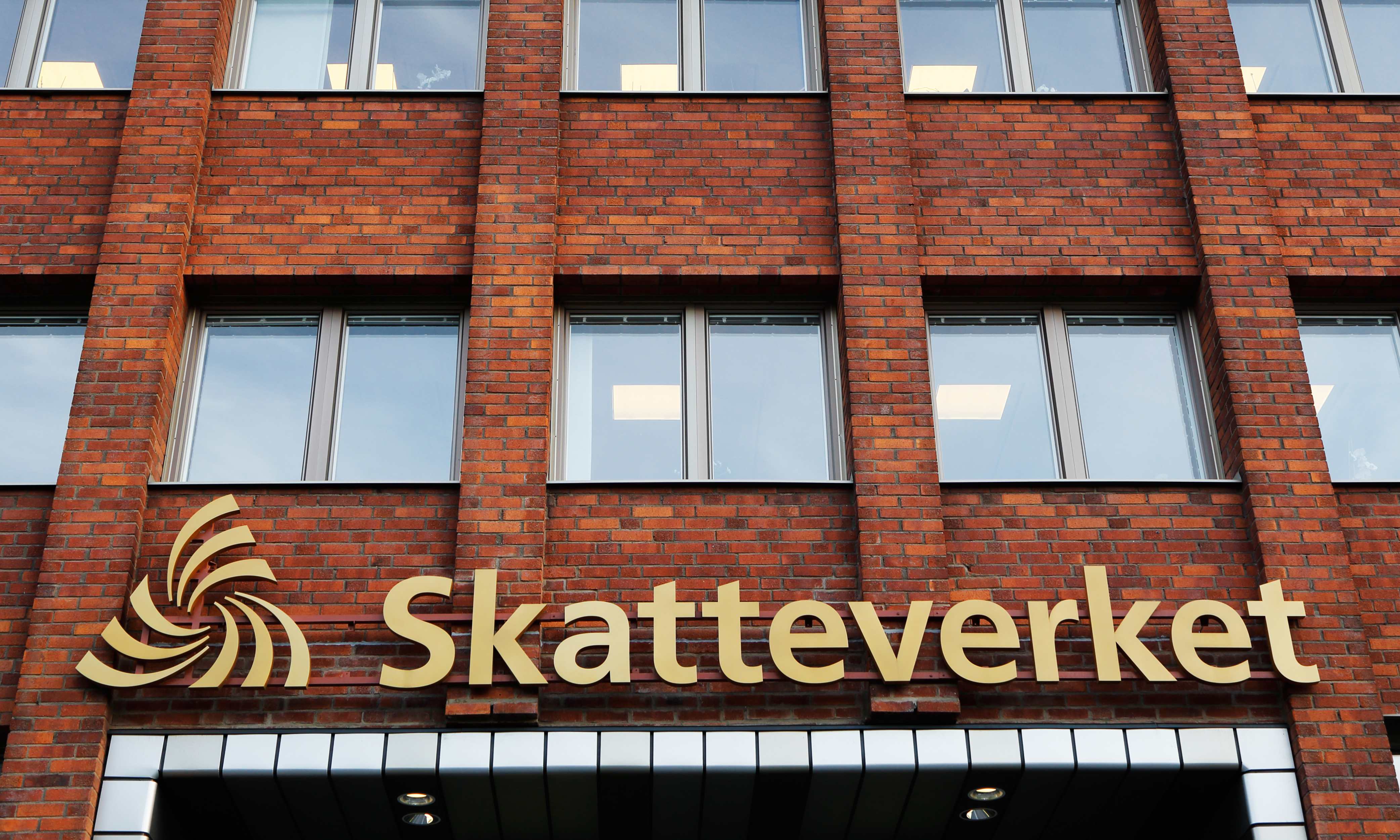 Mannen har i sitt jobb på Skatteverket blivit erbjuden att köpa sex, vilket han också har vittnat om i rättegång, skriver Aftonbladet. För två år sedan erkände han själv sig skyldig till sexköp samt försök till köp av sexuell tjänst.