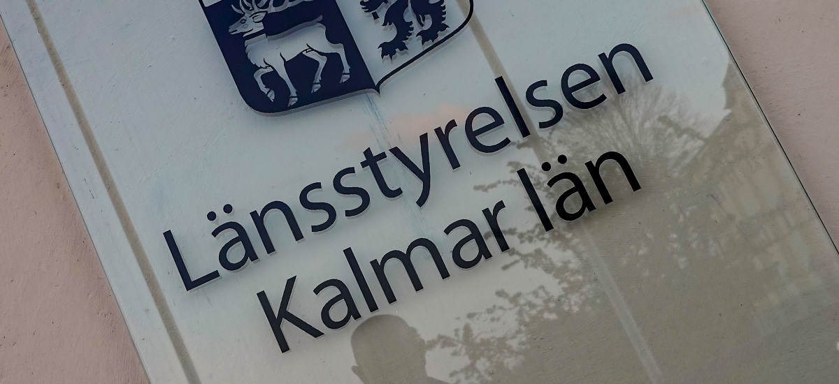Länsstyrelsen i Kalmar län behöver spara 14,5 miljoner kronor under 2022, och varslar nu totalt 15 anställda om uppsägning.