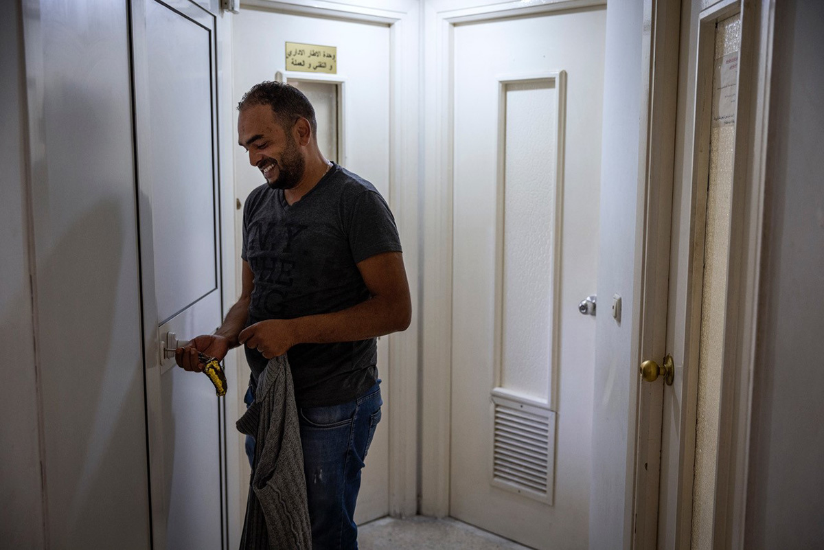 Dörren till Ahmed Gouiqsmiqs rum täcker för en av byggandens nödutgångar. En tillfällig lösning på kontorets trångboddhet.