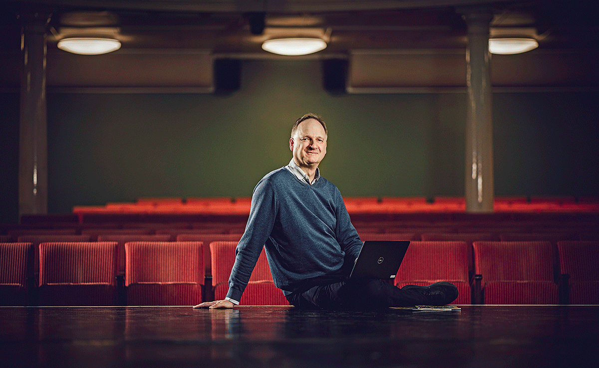 "Det är tack vare revyerna det finns teater i varje liten by”, säger Urban Jönsson, som varit huvudförfattare till revyn i Ronneby i tjugo år.