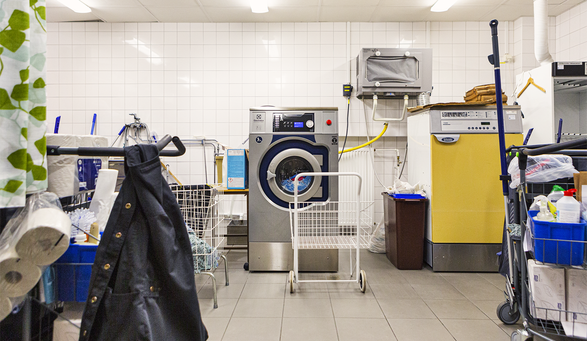 I tvättrummet tvättas bland annat de blå och röda fiberdukar som används för att torka av olika ytor. 