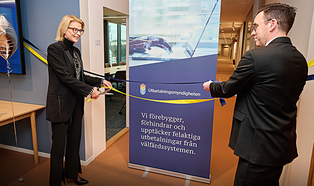 Vid invigningen får finansminister Elisabeth Svantesson och generaldirektör Per Eleblad klippa varsitt band.