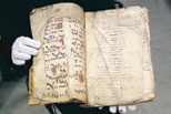 Mässhandboken i pergament från 1300-talet har slitits isär för att tjänstgöra som omslag till räkenskaperna för Jönköpings hospital. Pergamentets tydliga brandskada härrör från branden i slottet Tre Kronor 1697.