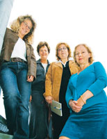 Fyra av de kvinnor som ska omvandla Linköpings 
universitet till »Det genusmedvetna universitetet 2006«: 
Kajsa Uvdal, Monica Wennås, Vivian Vimarlund och Eva Lovén.
Foto: Staffan Gustavsson