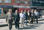 Tillsammans korsar de gatan i Ankara.  Sju turkiska   fackföreningsledare efter ett möte med ST Press om ett svensk-turkiskt fackligt biståndsprojekt. Från vänster Serhat Salihoglu, Tarkan Zengin, Rifat Celebi, Mehmet Karaaslan, Salman Kilic, Bedri   Teki