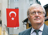 Trots att yttrandefriheten ofta inte respekteras, anser Sveriges konsul i Istanbul, Ingmar Karlsson, att det pågår en seriös demokratiseringsprocess i Turkiet. 
<br>Foto: Denny Lorentzen