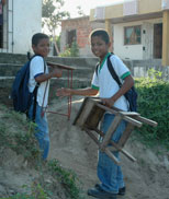 Barnen får ta med sig stolar eller pallar hemifrån till skolan.<BR>Foto: Liliana Toro Adelsohn