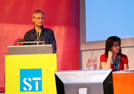 Kjell Nilsson från ST inom Universitet och högskolor i talarstolen. Till höger Linda Nykvist från ST-kansliet.