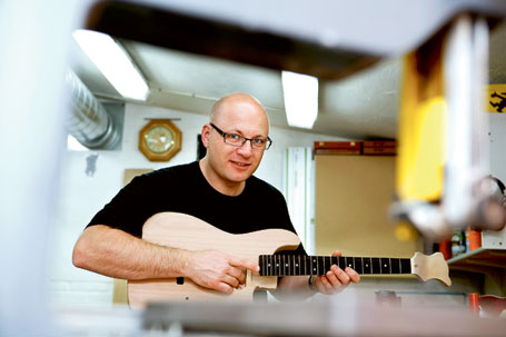 Mikael Åsbergs favorithobby är att bygga elgitarrer.<br> FOTO: PER LANDÉN