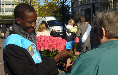 Simon Peter Ochieng, rosodlare från Kenya, delar ut blommor på Stureplan i Stockholm.<br>Foto Rättvisemärkt