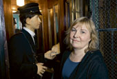 Marianne Larsson har doktorerat på Postens uniformer genom tiderna. För det mesta har brevbärarna gillat sina tjänstekläder, tror hon.
