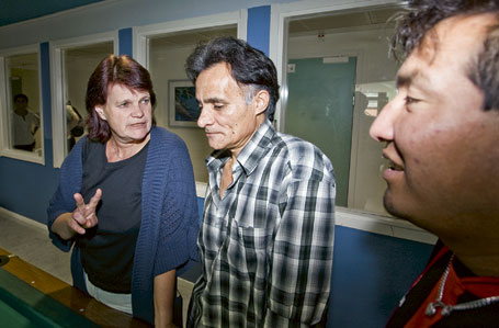 Skyddsombudet Eva Götesson samtalar med Usman Sora och René Pinto, som båda är placerade på förvaret i väntan på avvisning. 