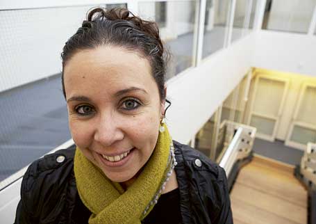 Fatima Achiban på arbetsförmedlingen i Albertslund kan visa upp ett helt batteri med åtgärder som ska underlätta för danska invandrare att få jobb.<br>Foto: Kent Klich