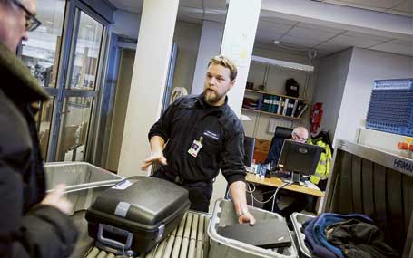De statliga flygplatserna byter avtalsområde i vår. Andreas Pettersson bedömer att han och kollegerna på Skellefteå flygplats får ett bättre avtal genom att gå över direkt till kommunen.<br>Foto: Patrick Degerman