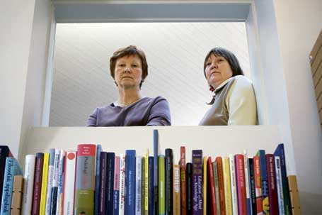 Irenhe Einarsson och Maria Grahn är bekymrade över neddragningar på Regeringskansliet.<br>