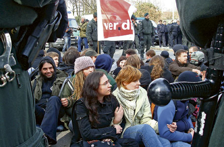 Ungdomar från tyska fackliga organisationer blockerar gatorna för att stoppa den anti-islamska manifestationen.<br>Foto: Christoph Andersson