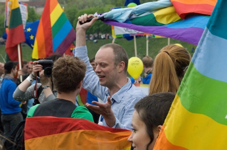 Arnoldas Zdanevicius lyfte stolt regnbågsfanan under Prideparaden i Vilnius. FOTO: BÖRGE NILSSON