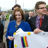 Birgitta Ohlsson i Pride-paraden i Vilnius. FOTO: BÖRGE NILSSON