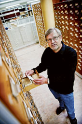 Leif Nilsson på Institutet för språk och folkminnen letar i lådor fyllda med ortsnamn från Stockholmstrakten.