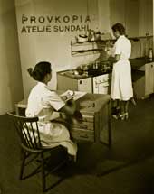 Vetenskapen togs till hjälp när köksarbetet skulle effektiviseras. Målet var en höjd livskvalitet. Foto: Studio Granath © Nordiska museet.