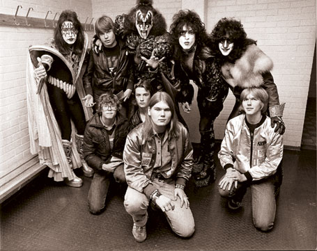 Oktober 1980. Kiss ska spela i Sverige och de lyckliga vinnarna i Okejs fanclubtävling får träffa sina idoler. Längst fram Anders Tengner. Foto: Okej