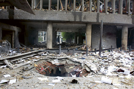 Den stora kratern visar platsen där bilbomben exploderade. FOTO: Espen Naumann