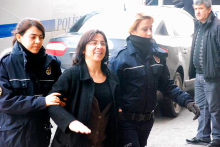Canan Çalağan från fackförbundet KESK greps av polis 13 februari tillsammans med 14 andra fackligt aktiva kvinnor. Foto: KESK
