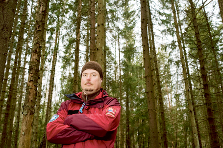 För rovdjurshandläggaren Pierre Ahlgren är hot vardag. Stämningen är över lag hätsk. »På vargmöten kan man höra folk sitta och säga saker som att ›den där borde man ju knäppa...‹ och syfta på en tjänsteman som uttalat sig.«