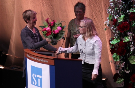 Avgående ordförande Annette Carnhede gratulerar Britta Lejon efter att hon valts av ST-kongressen.