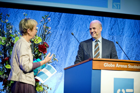 STs förbundsordförande Annette Carnhede och statsminister Fredrik Reinfeldt samtalar på STs kongress. 