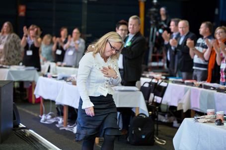 Nyvald ordförande. Britta Lejon går mot podiet för att ta emot kongressens hyllningar.