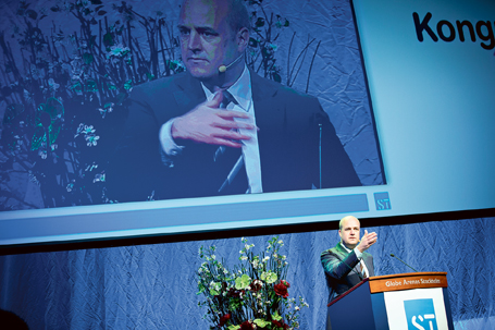 Statsminister Fredrik Reinfeldt i talarstolen på STs kongress.
