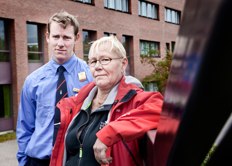 Säkerheten har förbättrats. Det anser både Robin Öhman och Anne-Marie Sjöberg-Hansen. Men ett år efter mordet på en väktare på häktet i Huddinge är det för många fortfarande tungt att gå till jobbet. 